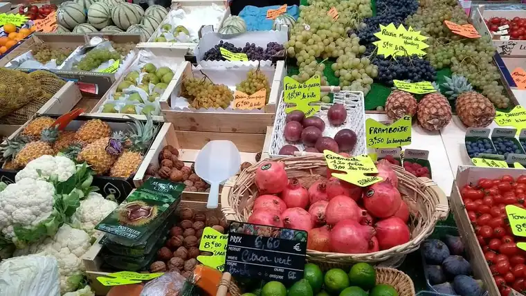 Étal de fruits et légumes d'un commerce de quartier